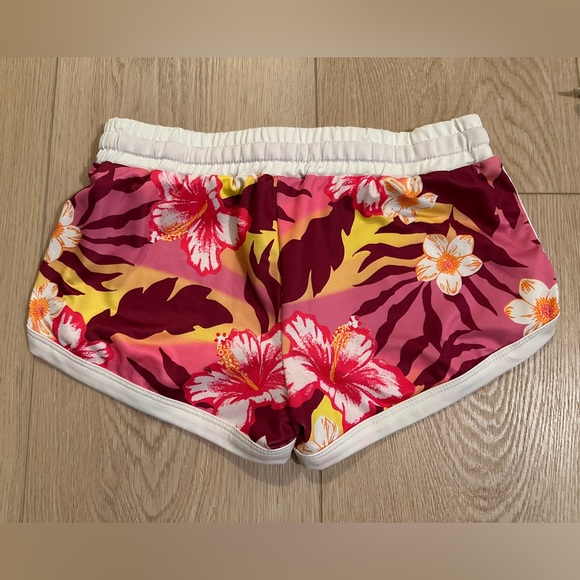 πΊ Hawaiian Themed Super Cute Pink Women's Shorts ππΌπ - Picture 2 of 6